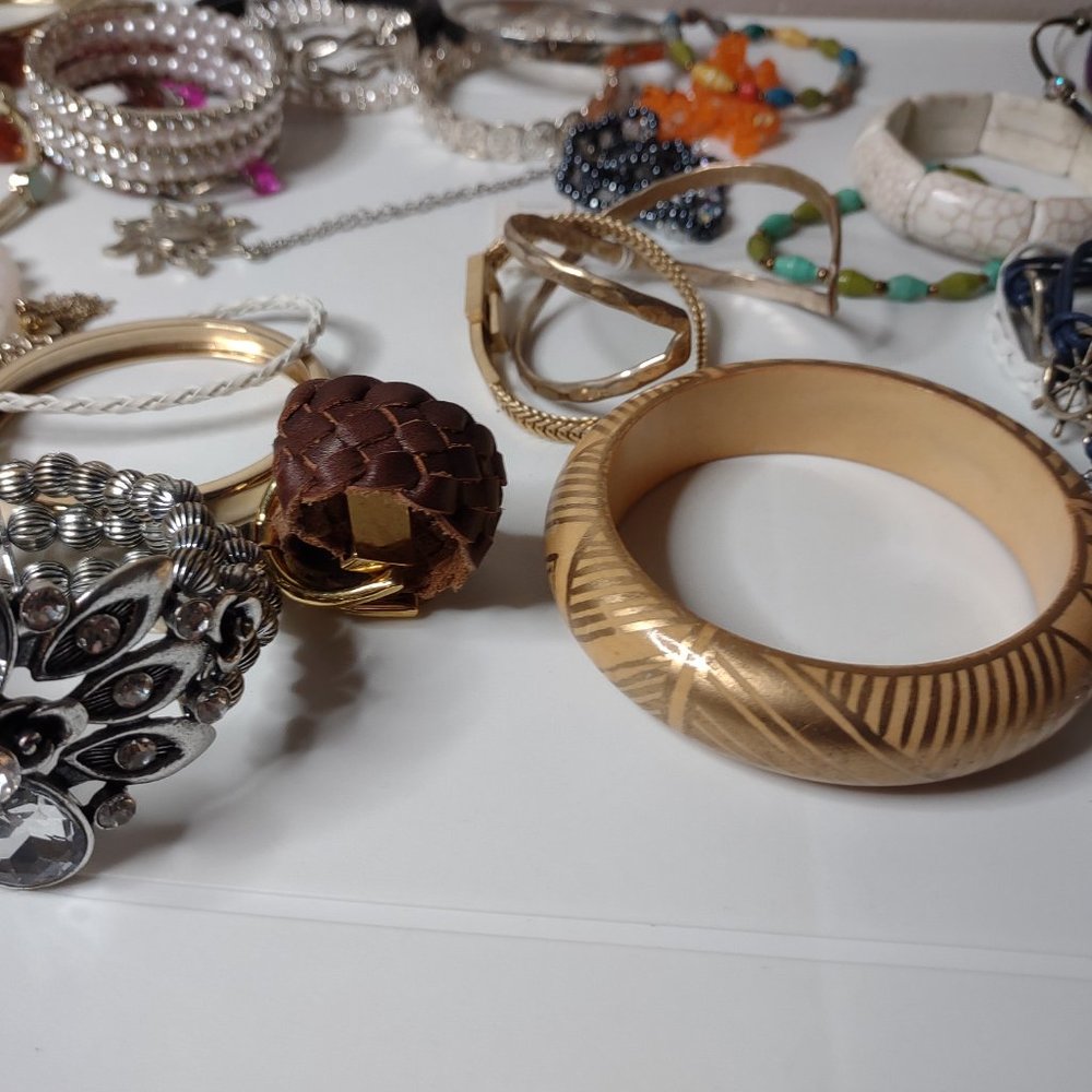 Lot Of Over 50 Bracelets And Bangles As Is - Picture 11 of 16